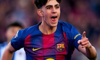 一场3-0，让巴萨反超皇马登顶西甲！亚马尔闪耀，德容破门，真核回归